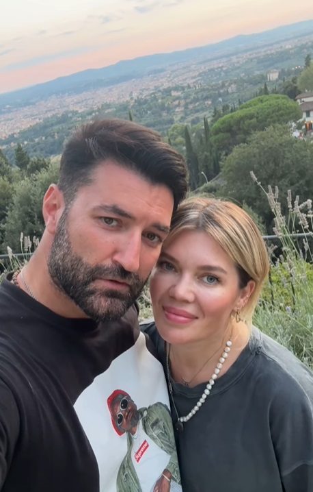Imagini din vacanța lui Smiley cu Gina Pistol și fiica Josephine în Toscana. Momentul mamă-fiică surprins de cântăreț