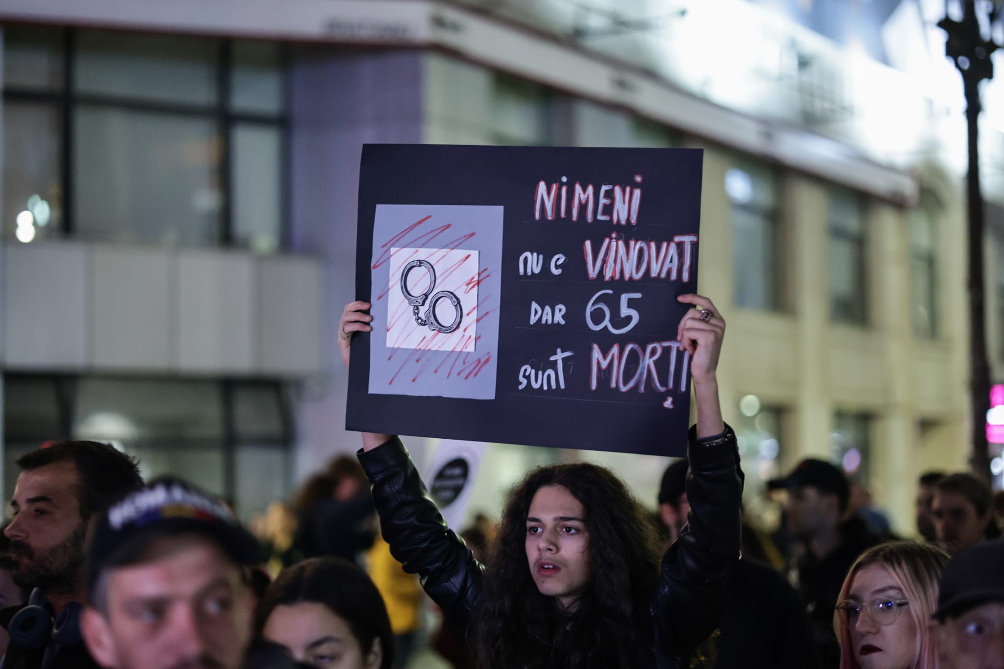 Marș de comemorare la 10 ani de la tragedia din Clubul Colectiv. Mii de oameni își strigă nemulțumirile: „Vrem spitale, NU catedrale”