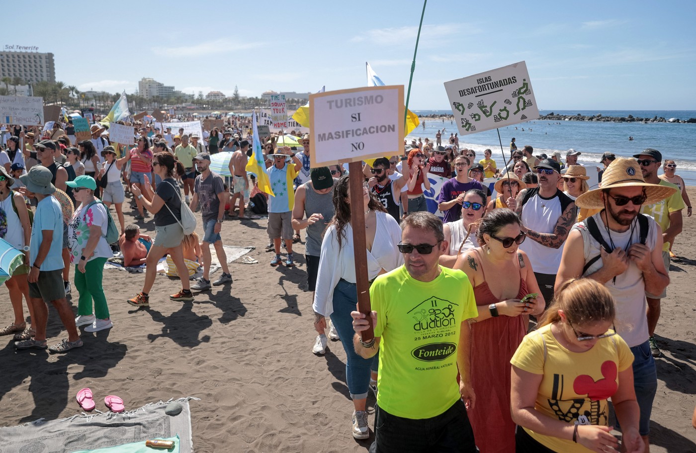 Turiștii străini din Tenerife, goniți de localnicii deranjați de turismul excesiv: „Nu avem paturi suficiente pentru toți" | VIDEO
