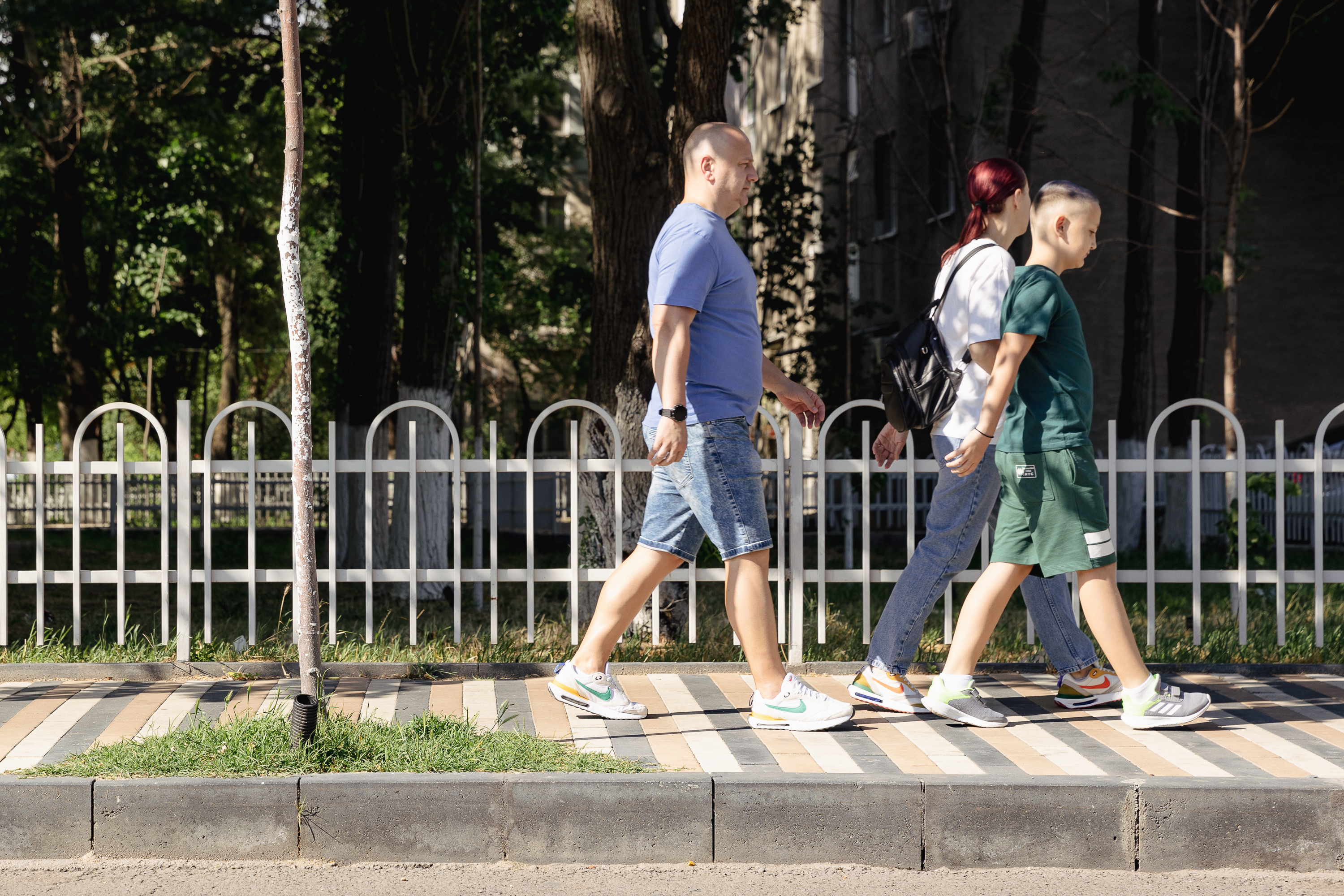 Duminica cetățeanului în sectorul 5. Adevăratul George Simion a ieșit cu soția și prietenii la vot la o școală din cartierul Sălaj: „Așteptăm schimbarea!” FOTOREPORTAJ