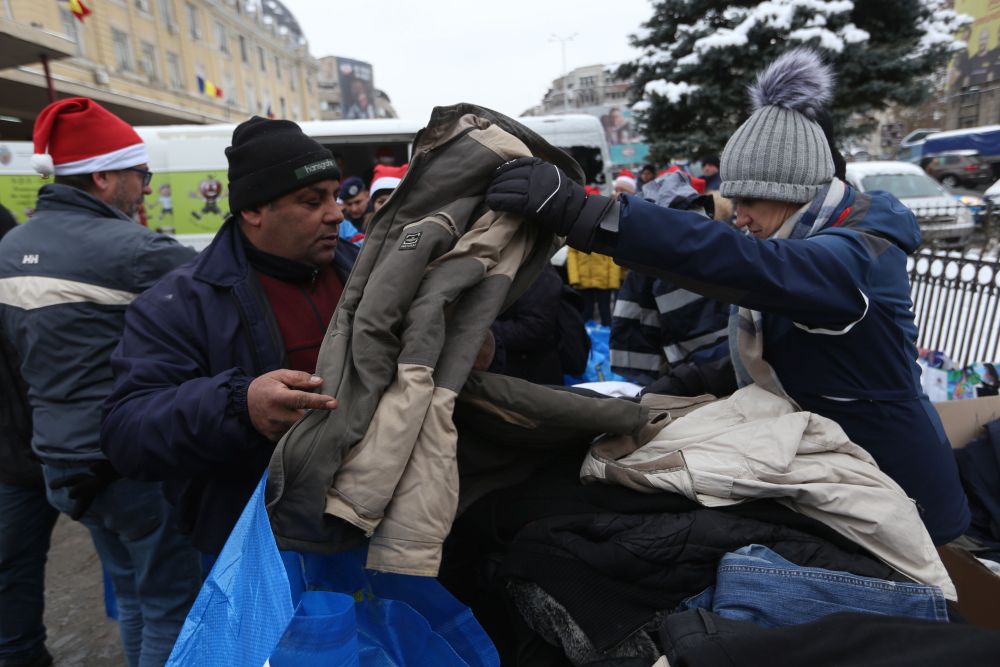 Ambasadorul Marii Britanii la București a servit mâncare oamenilor fără adăpost, în Gara de Nord / FOTO