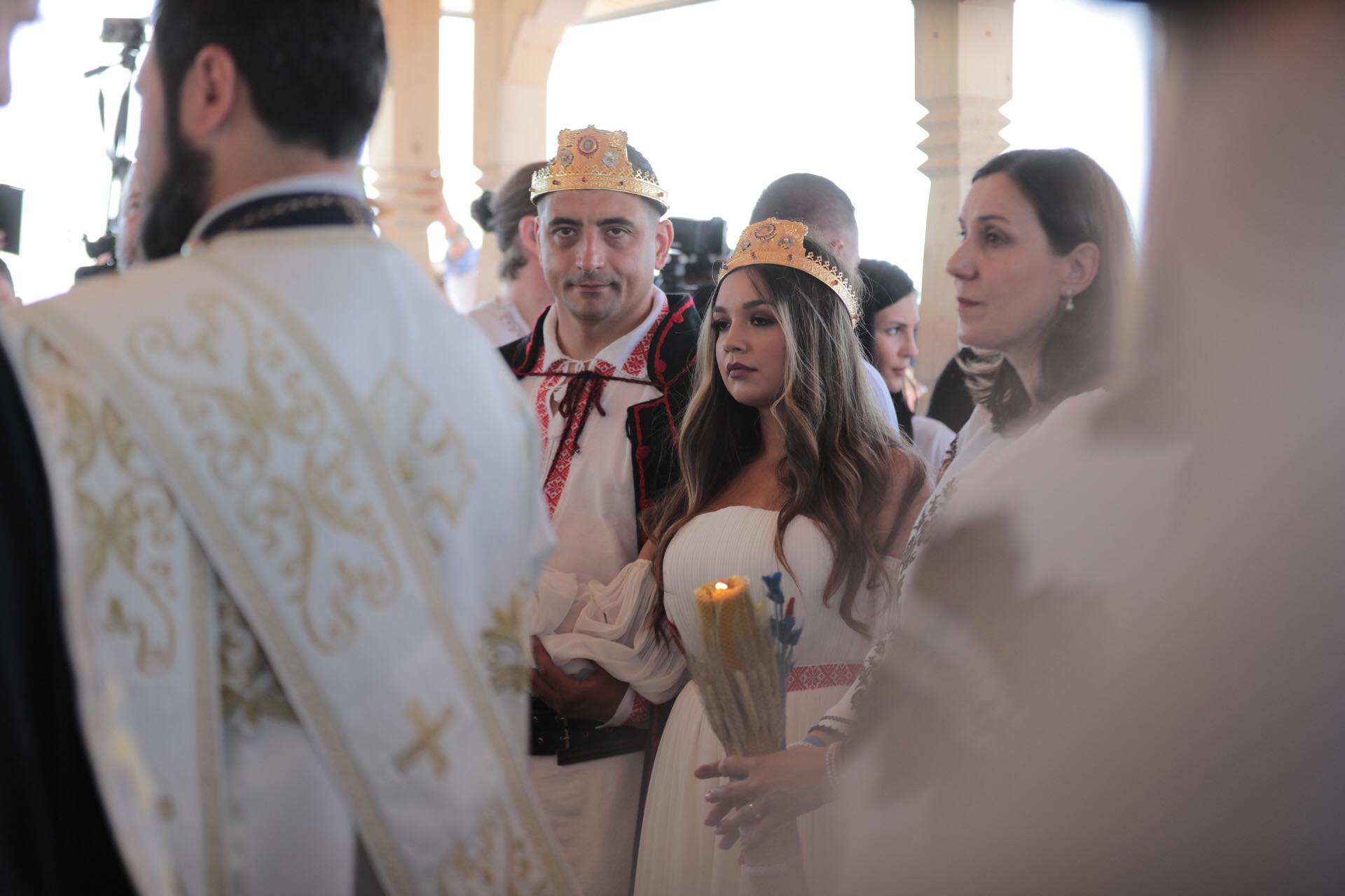 FOTO. Nunta lui George Simion, văzută de la fața locului. Câteva sute de oameni au rezistat în fața scenei, petrecerea a continuat până la 7 dimineața