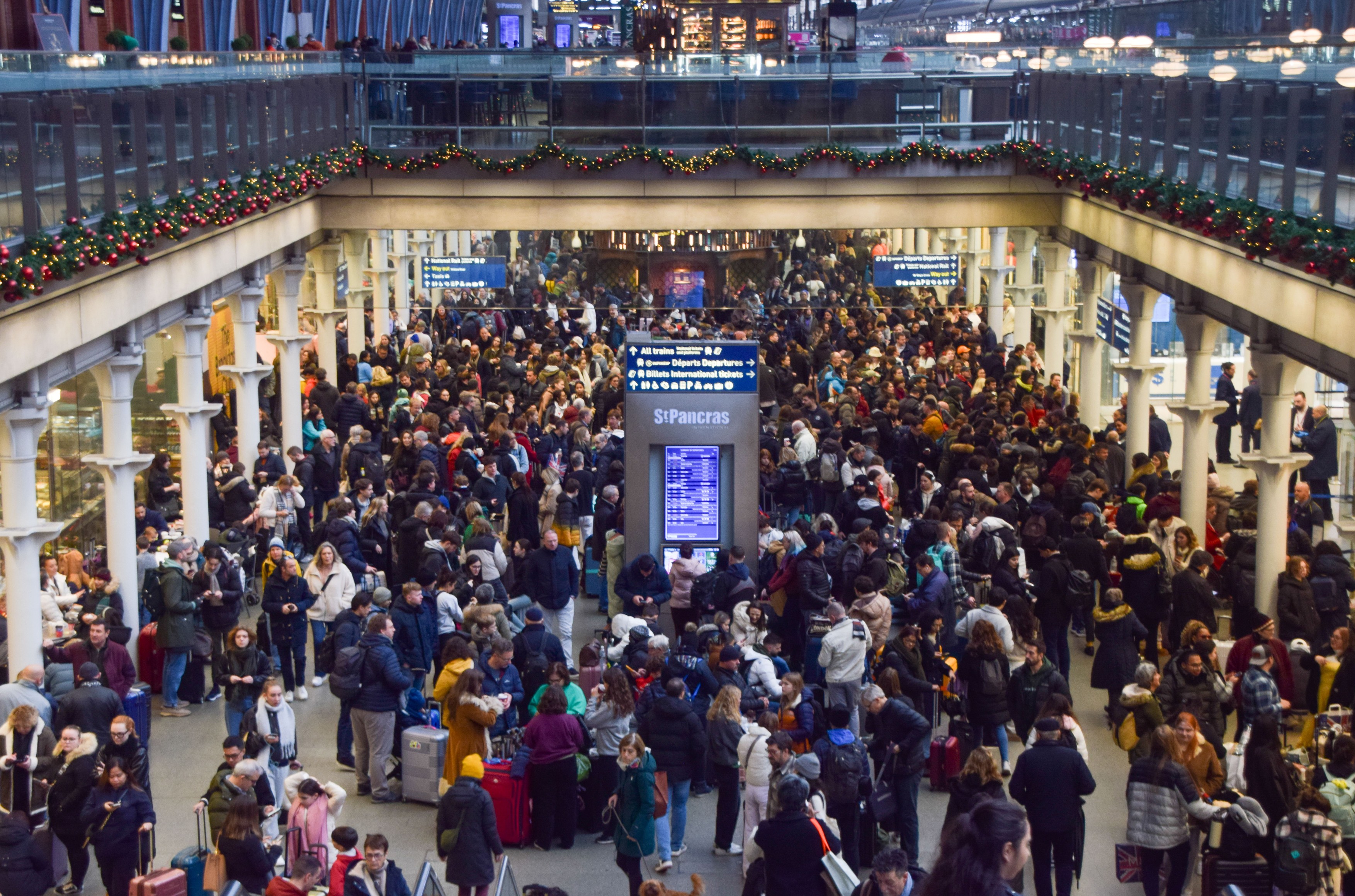 Circulația trenurilor Eurostar din Londra, anulată după ce un tunel de sub Tamisa a fost inundat