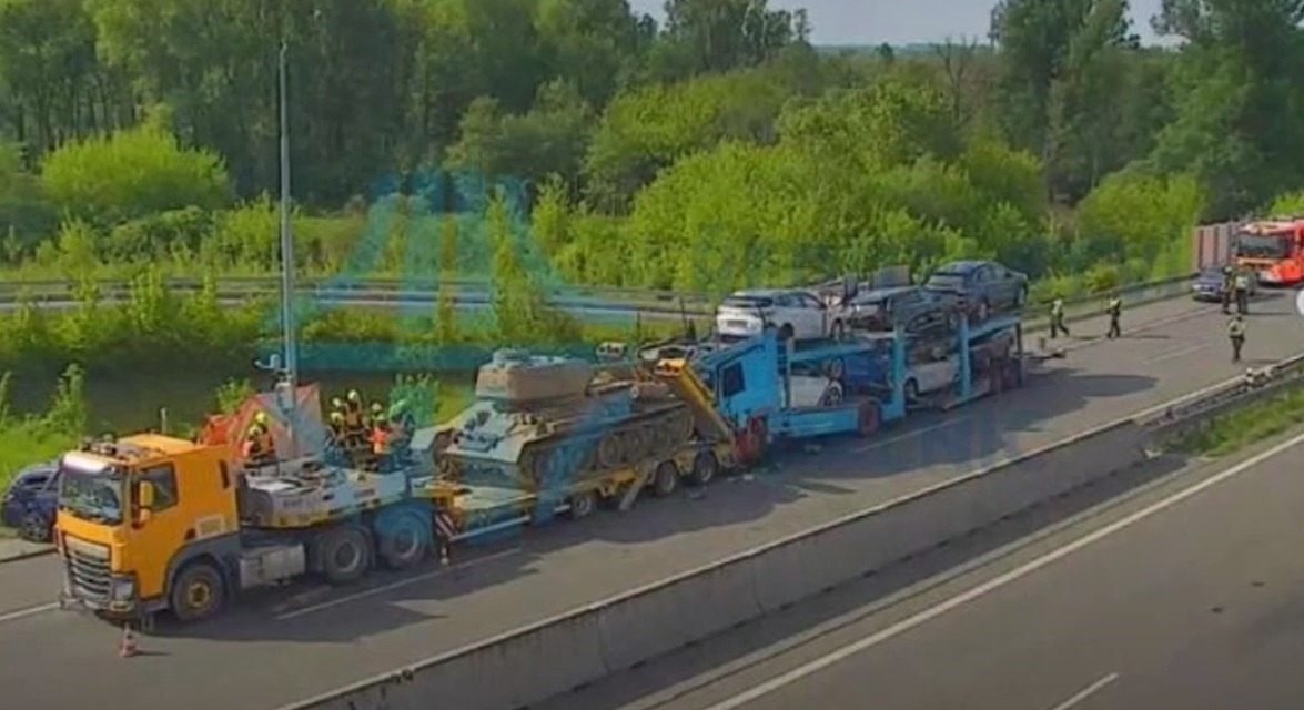 Skoda strivită într-un tanc sovietic T-34, transportat pe o platformă, pe o autostradă din Cehia. VIDEO