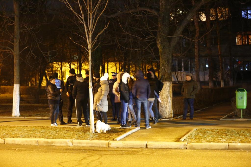Zeci de persoane au aprins lumânări în fața blocului din Buzău unde a fost incendiată Valentina (FOTO&VIDEO)