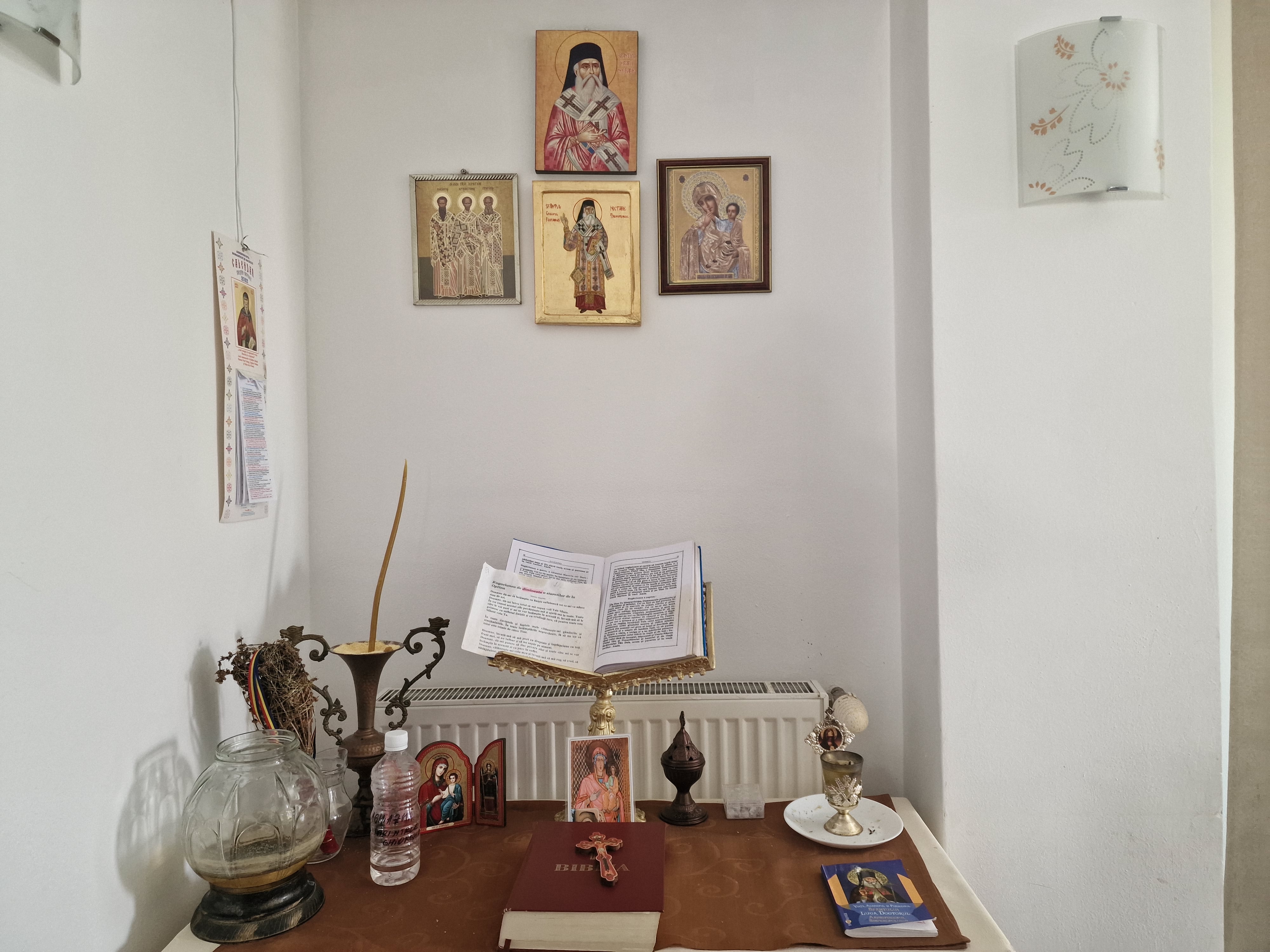 REPORTAJ. Fața neștiută a Bisericii. Într-o comună din Bacău, un preot care a învins alcoolismul îi ajută acum pe alții să scape de „boala care distruge familii întregi”: „Oamenii să știe că există speranță”