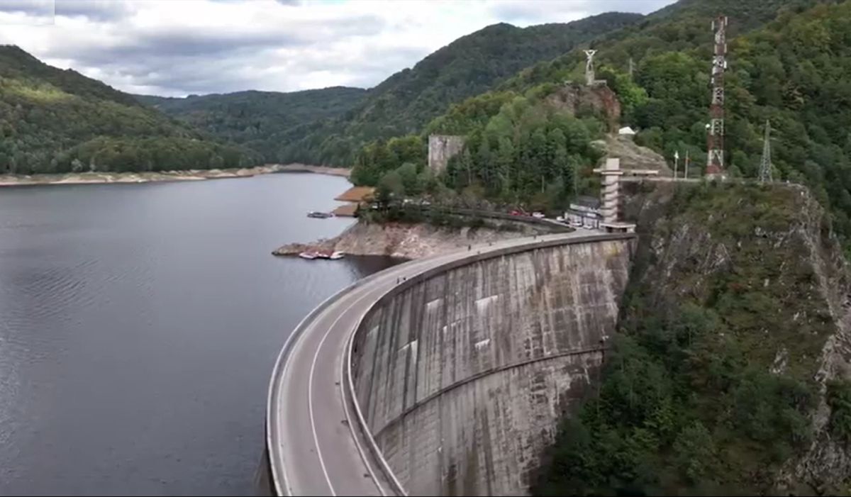 Când se reumple lacul Vidraru: a fost adus inclusiv un elicopter la baraj