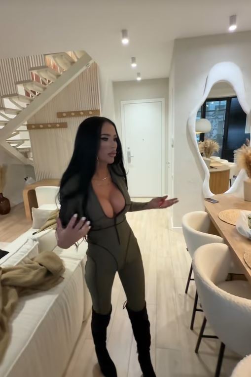 Imagini din apartamentul în care locuiește Daniela Crudu. Doar o oglindă a costat 7.000 de lei