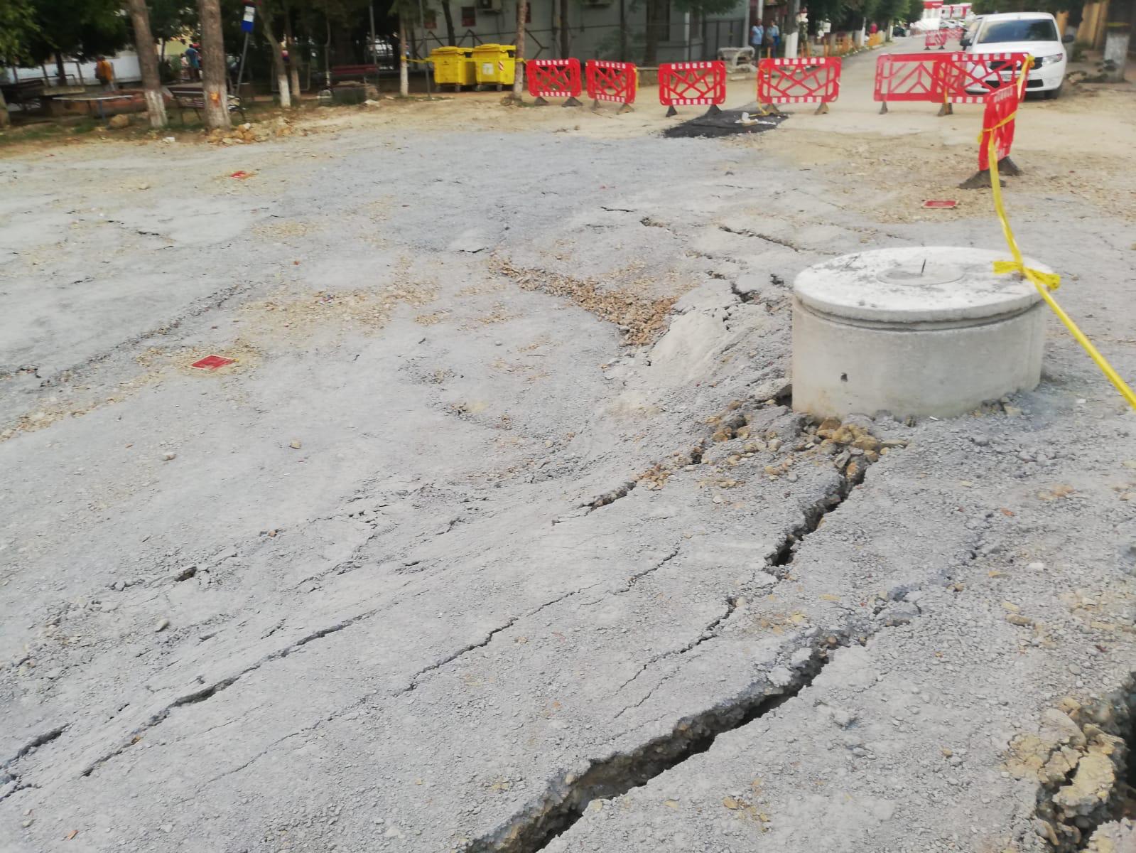 Se surpă din nou pământul la Slănic Prahova. Asfaltul a început iarăși să se crape | VIDEO