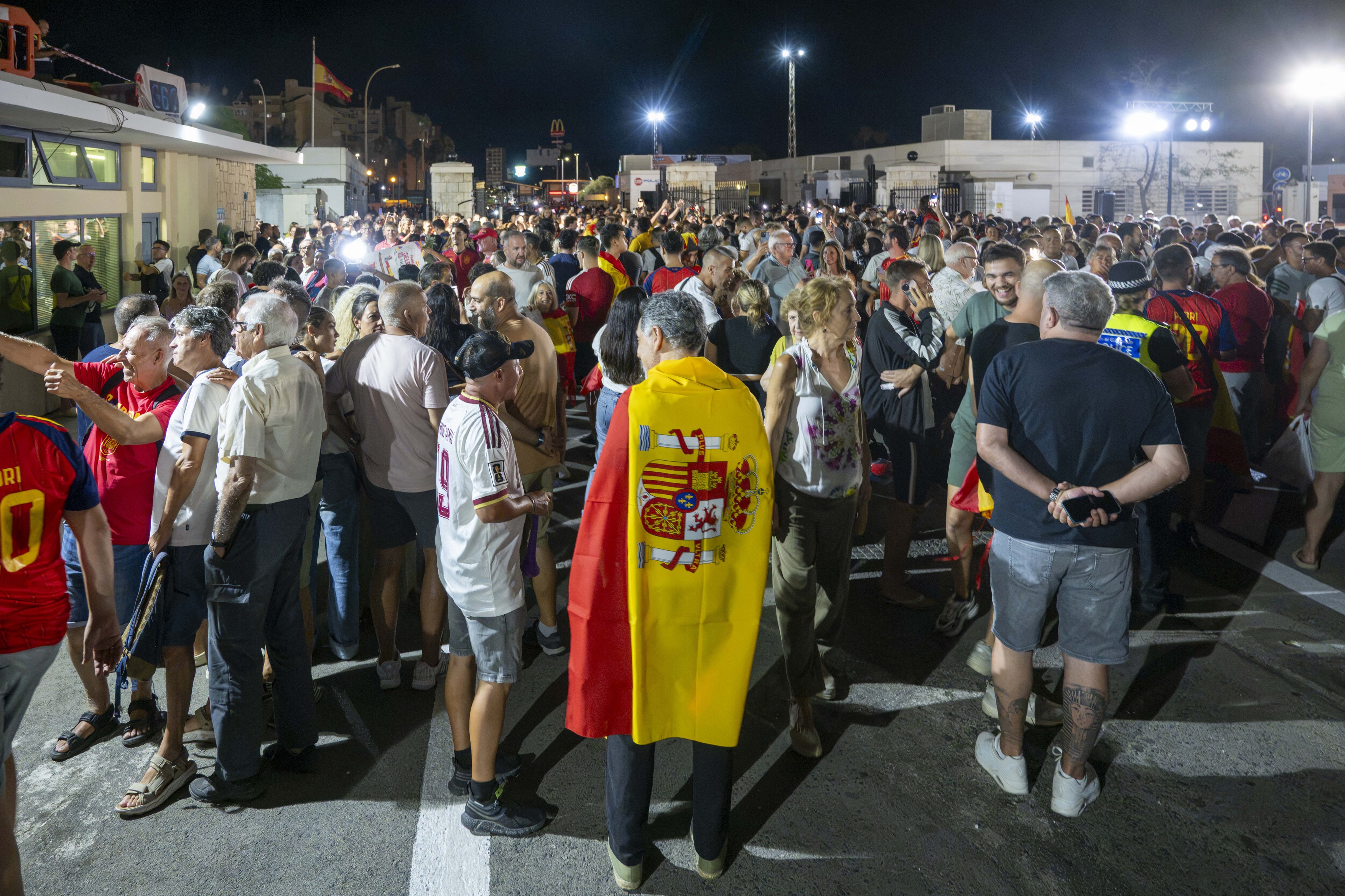 Gardul de frontieră care separa Gibraltar și Spania a fost scos, într-un moment istoric: „Ultimul zid din Europa a căzut”