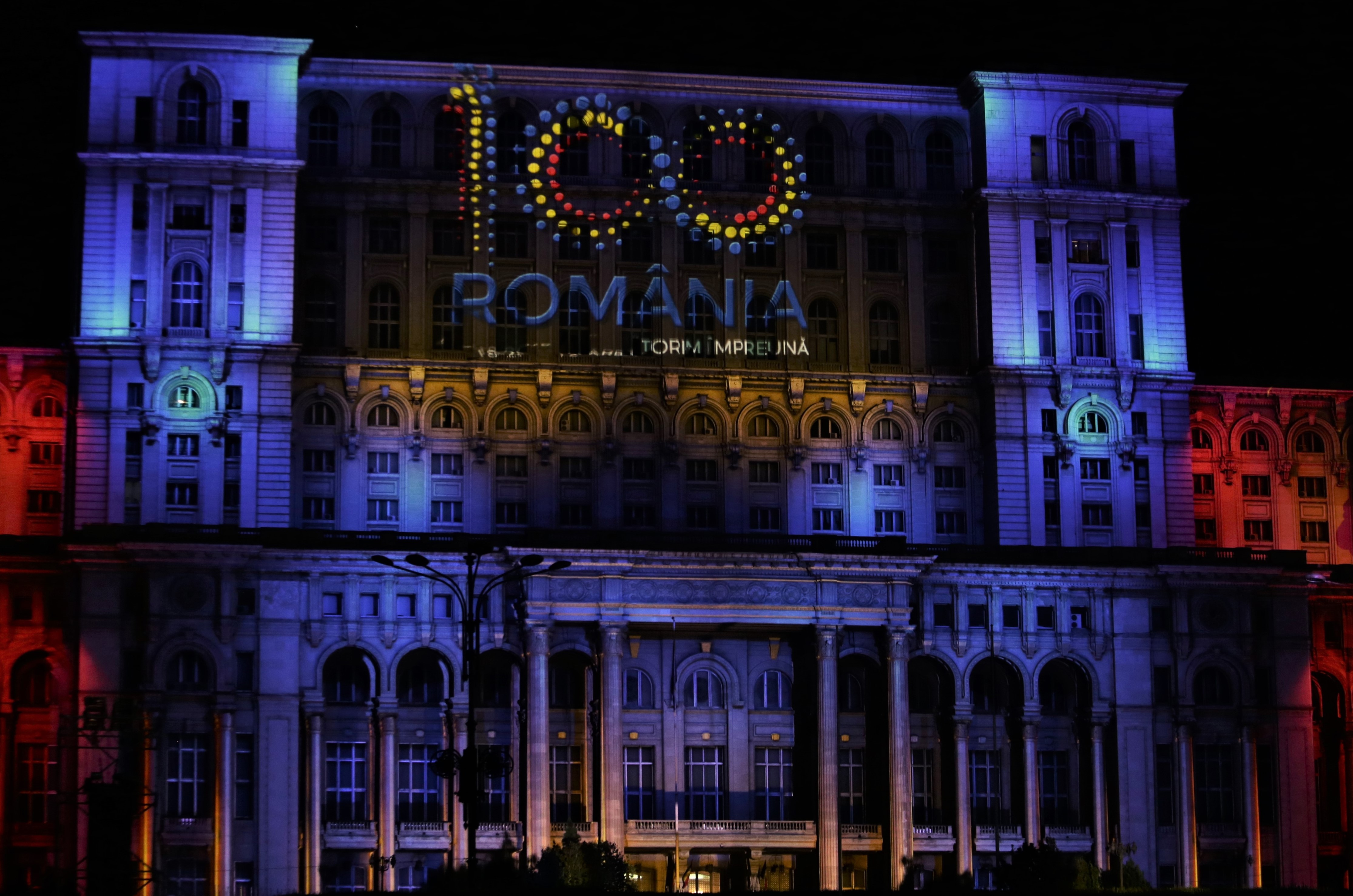 FOTO/ Mesaj anti-PSD pe clădirea Parlamentului, la festivalul iMapp. Ce spune cel care a făcut proiecția