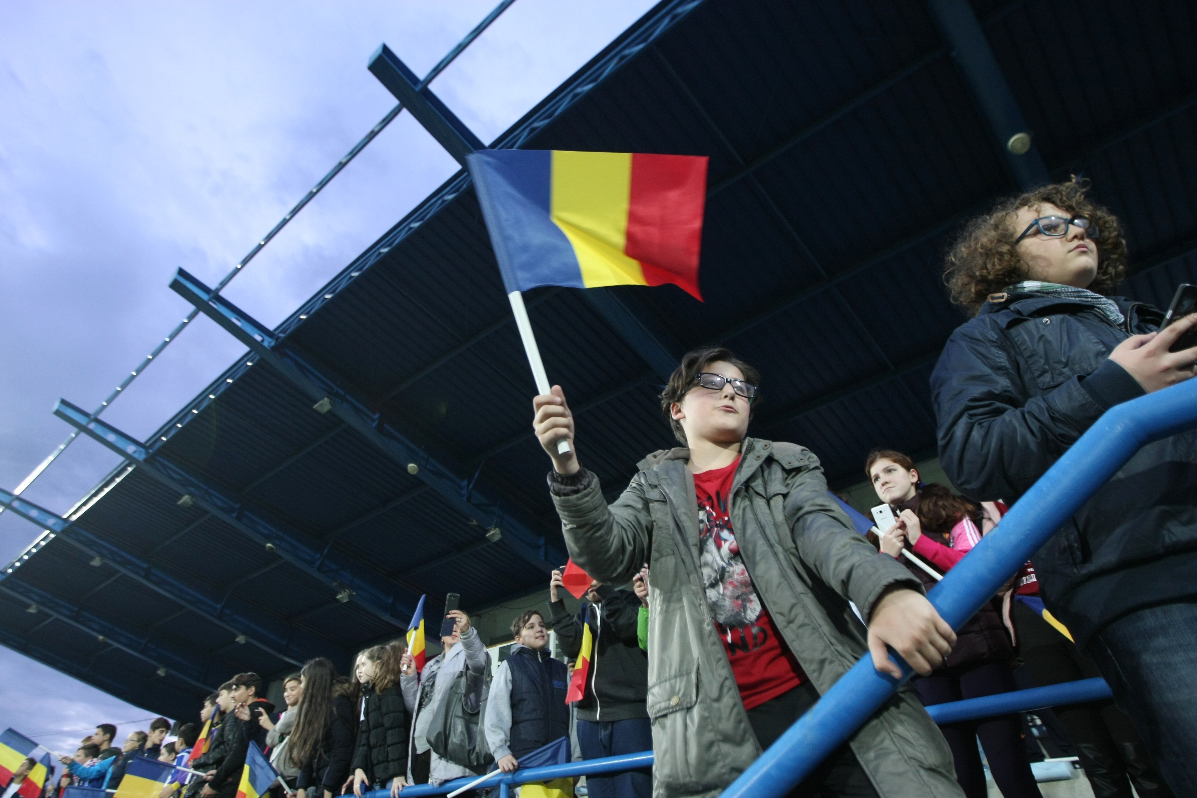 România - Polonia (11 noiembrie, ora 21.45, TVR 1). Ce s-a întâmplat la primul antrenament al naționalei. Spinning, miuță, autografe pentru copii! | FOTO&VIDEO