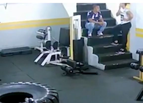 Un culturist și-a bătut fosta iubită pentru că a refuzat să se întoarcă la el. Atac la sala de sport, totul a fost filmat | FOTO