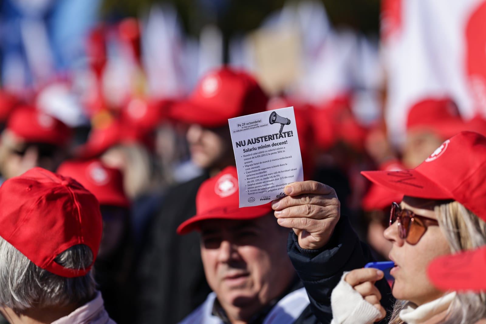 Mii de oameni au protestat în Piața Victoriei  pentru creşterea salariului minim şi a pensiilor. Sloganurile politice, interzise