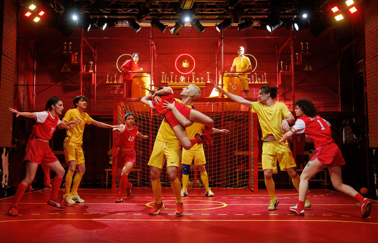 „Meciul de handbal”, primul musical românesc despre sport, inspirat din realitate. Regizorul Gabriel Sandu: „Cazul Simonei Halep nu doar m-a revoltat, mă doare activ”