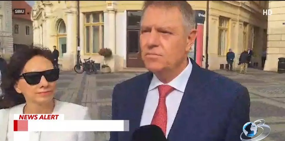 Ținutele purtate de Carmen Iohannis la slujba de Înviere și în prima zi de Paște Catolic. Detaliul care a atras atenția
