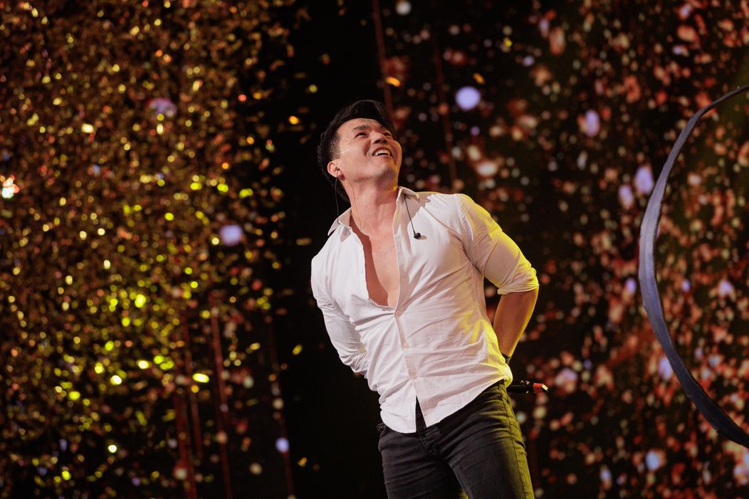 Hou Kai, primul Golden Buzz al sezonului 15 Românii au talent, a fost trimis în semifinală de Pavel Bartoș și Smiley. Povestea uluitoare a acrobatului de Cartea Recordurilor