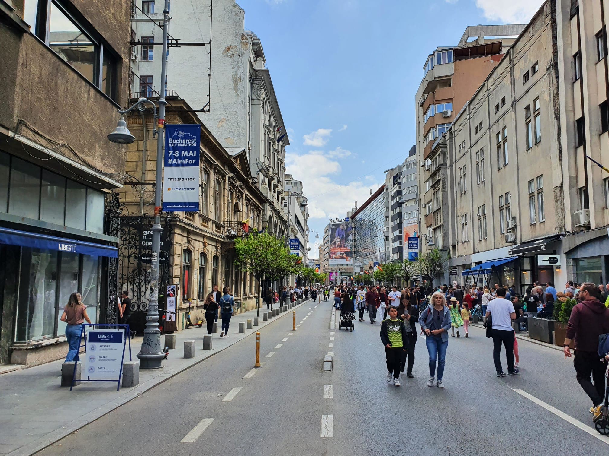 Ziua Muncii și a pietonilor. Mii de bucureșteni, la plimbare pe Calea Victoriei de 1 mai