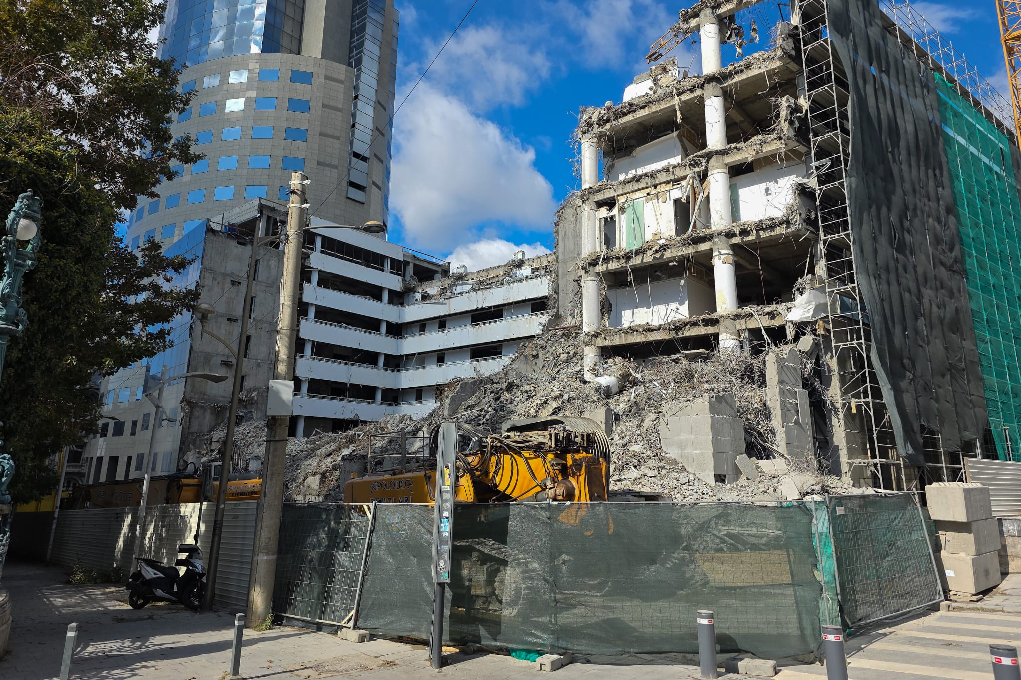 Sediul BCR din Calea Victoriei, fost Bancorex, nu a putut fi demolat nici după o lună. Clădirea a fost construită în anii ’90