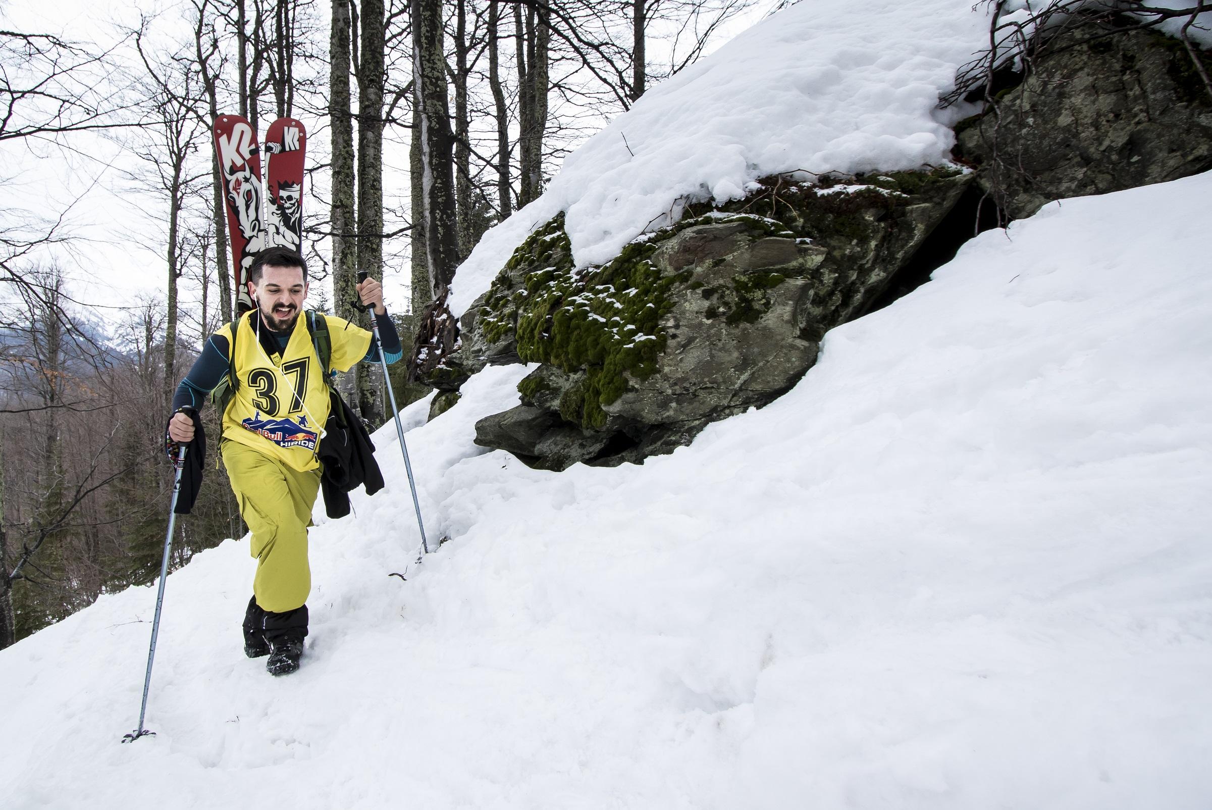 La Câmpul lui Neag, lângă Hunedoara, 110 schiori și snowboarderi au cucerit muntele!
