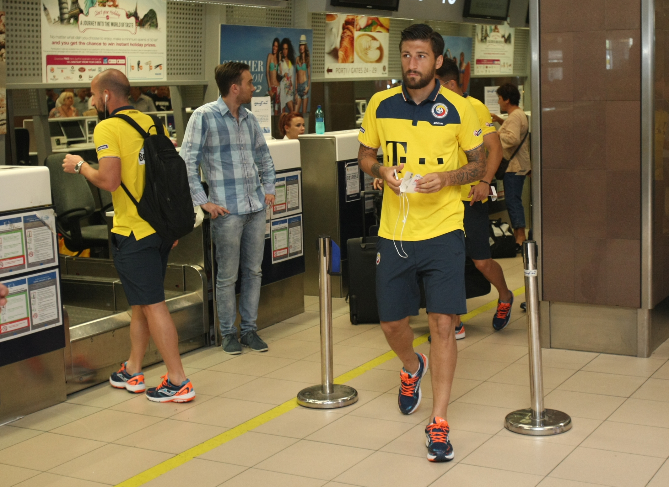 PRELIMINARIILE EURO 2016, UNGARIA - ROMÂNIA (vineri, ora 21.45, TVR 1) / Selecționerul Anghel Iordănescu a renunțat la supersitiții și ^a lăsat femei în avionul care i-a transportat pe tricolori la Budapesta, pentru mare meci cu rivalii istorici / GALERIE FOTO