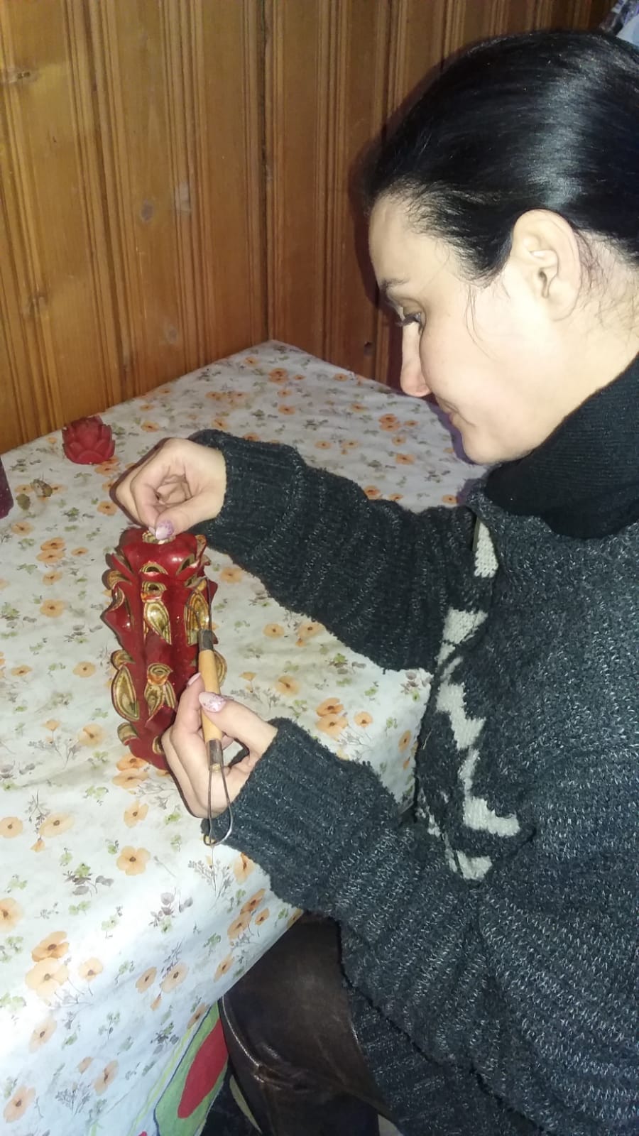 Revanșa femeii-pompier de la ISU Vrancea. A îmblânzit focul și sculptează lumânări cu el - FOTO