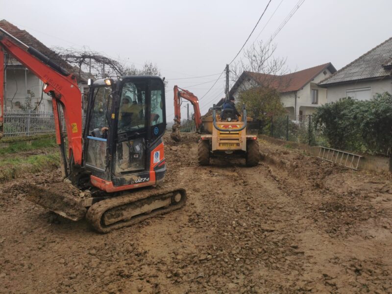 Alunecare de teren și case avariate de lucrările pentru apă și canalizare, în localitatea Turț din județul Satu Mare