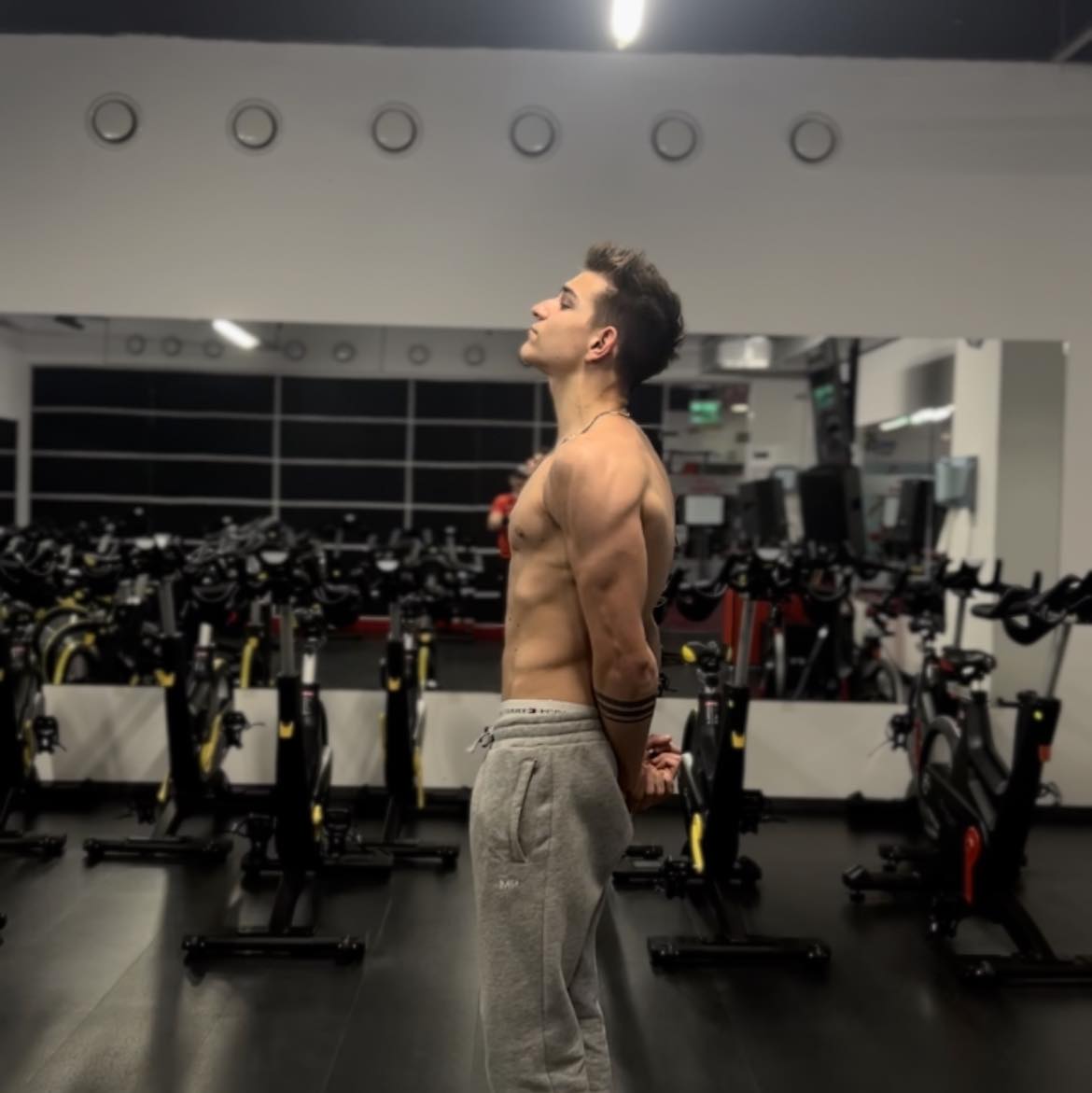Dennis Măldărășanu face artă pe adidași: „Tata se uită la videoclipurile mele încontinuu”. Cât costă să-ți personalizezi o pereche de sneakerși
