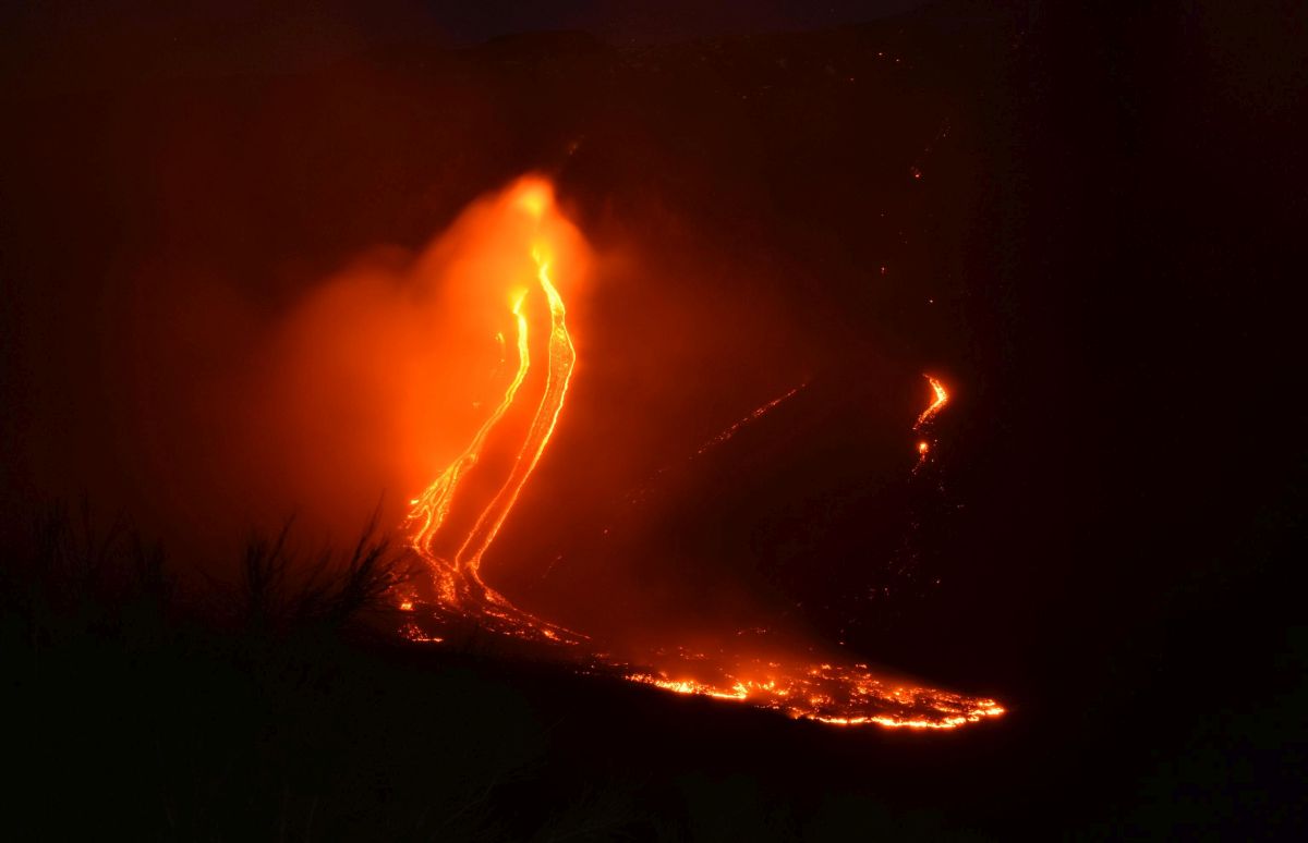 FOTO & VIDEO | Imagini spectaculoase cu erupția vulcanului Etna