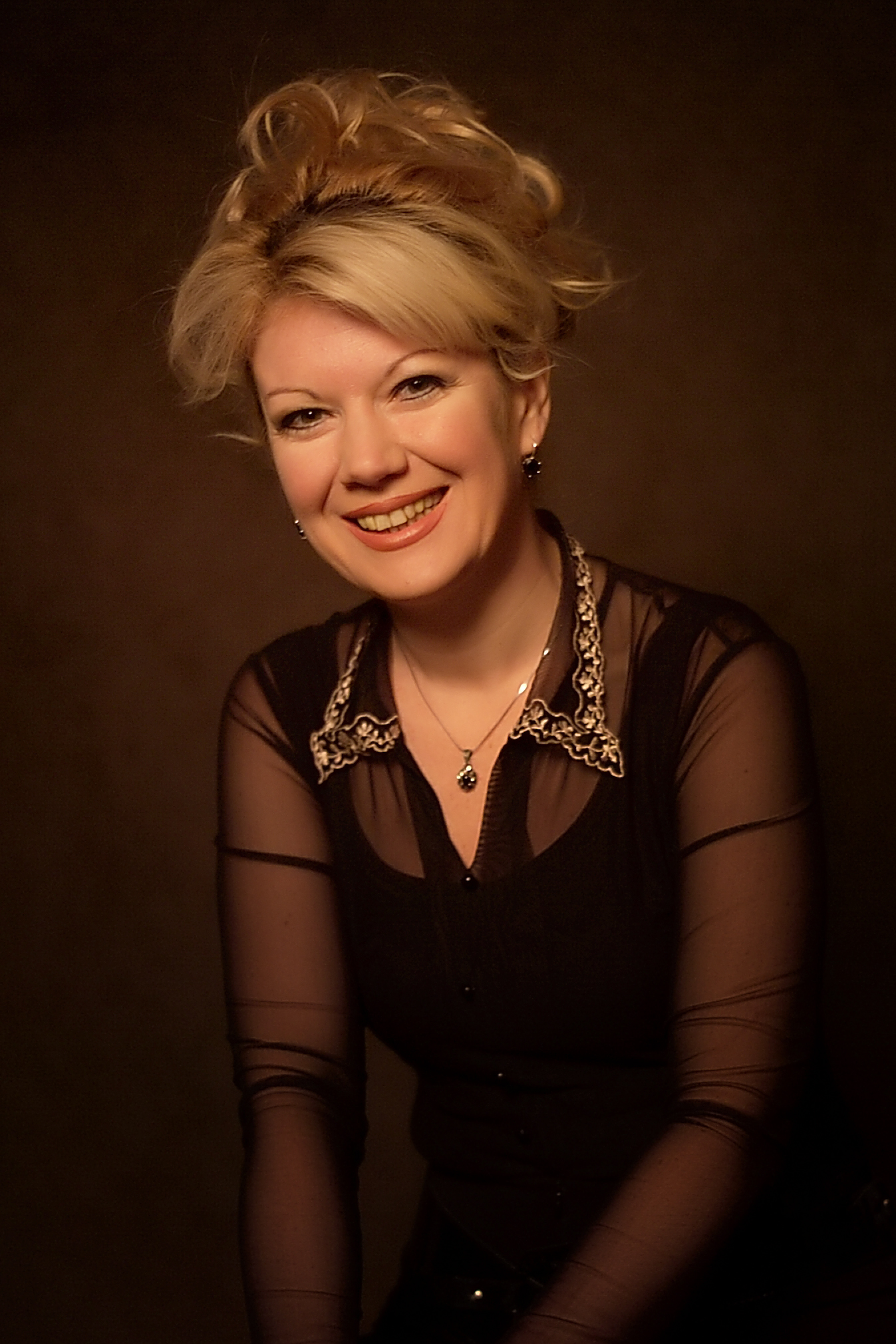 REPORTAJ/ Actriţa Dorina Roman şi-a deschis propriul teatru la Braşov. "Dacă nu muşti din scenă până la lacrimă şi sânge, publicul simte și nu mai vine“