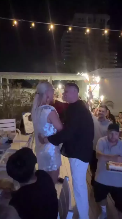 Imagini cu Vica Blochina și iubitul ei, la petrecerea aniversară a vedetei. Moment tandru în văzul tuturor. „Iubirea vieții mele”