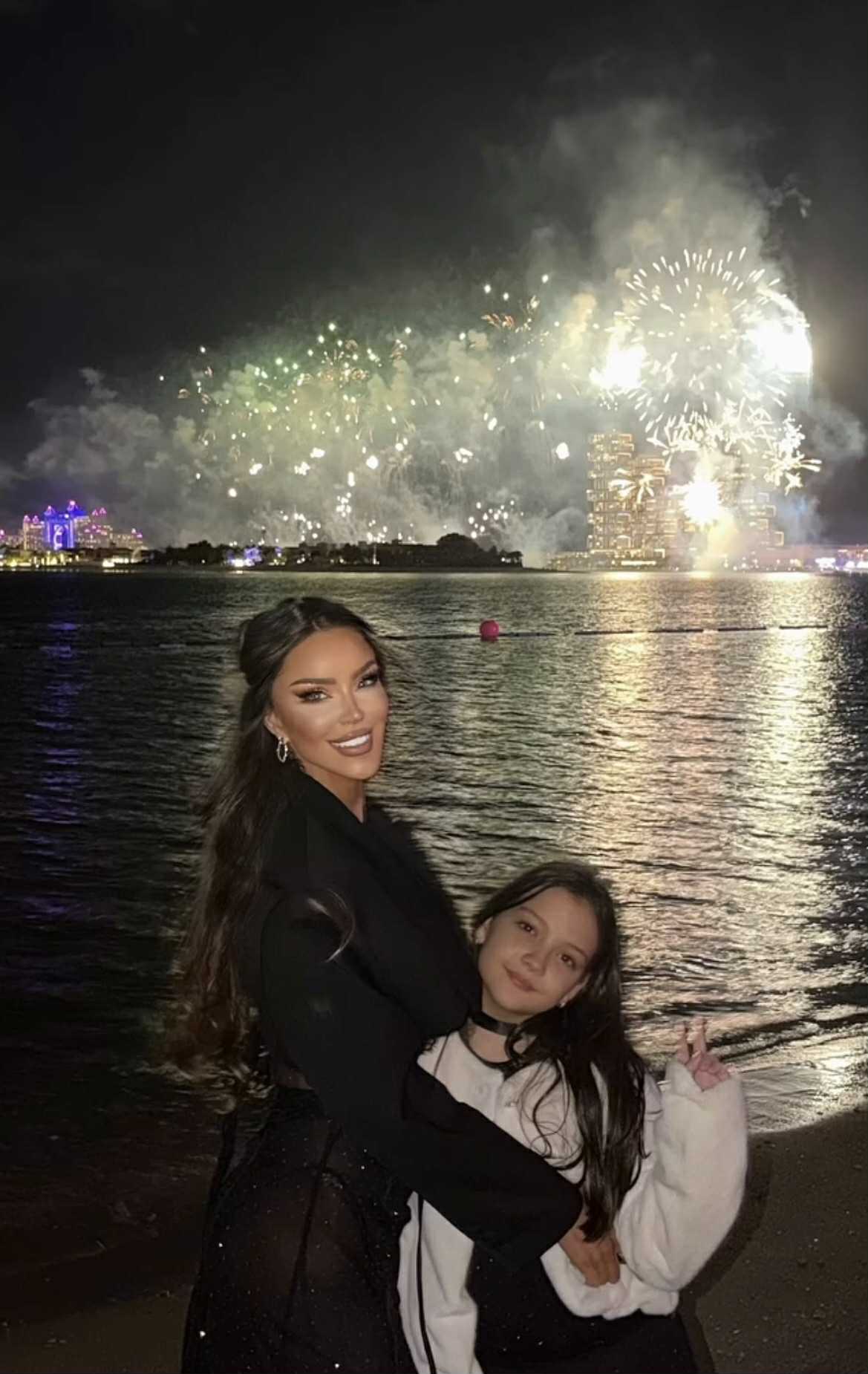 Cum a apărut Bianca Drăgușanu cu fetița ei de Revelion, în Dubai. Au schimbat rapid rochiile elegante cu costumele de baie