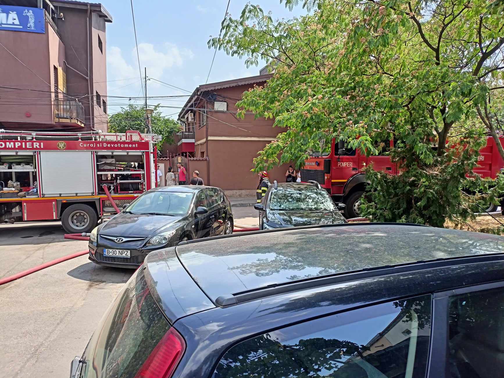 Incendiu în București. Trei case din zona Piața Muncii au fost cuprinse de flăcări