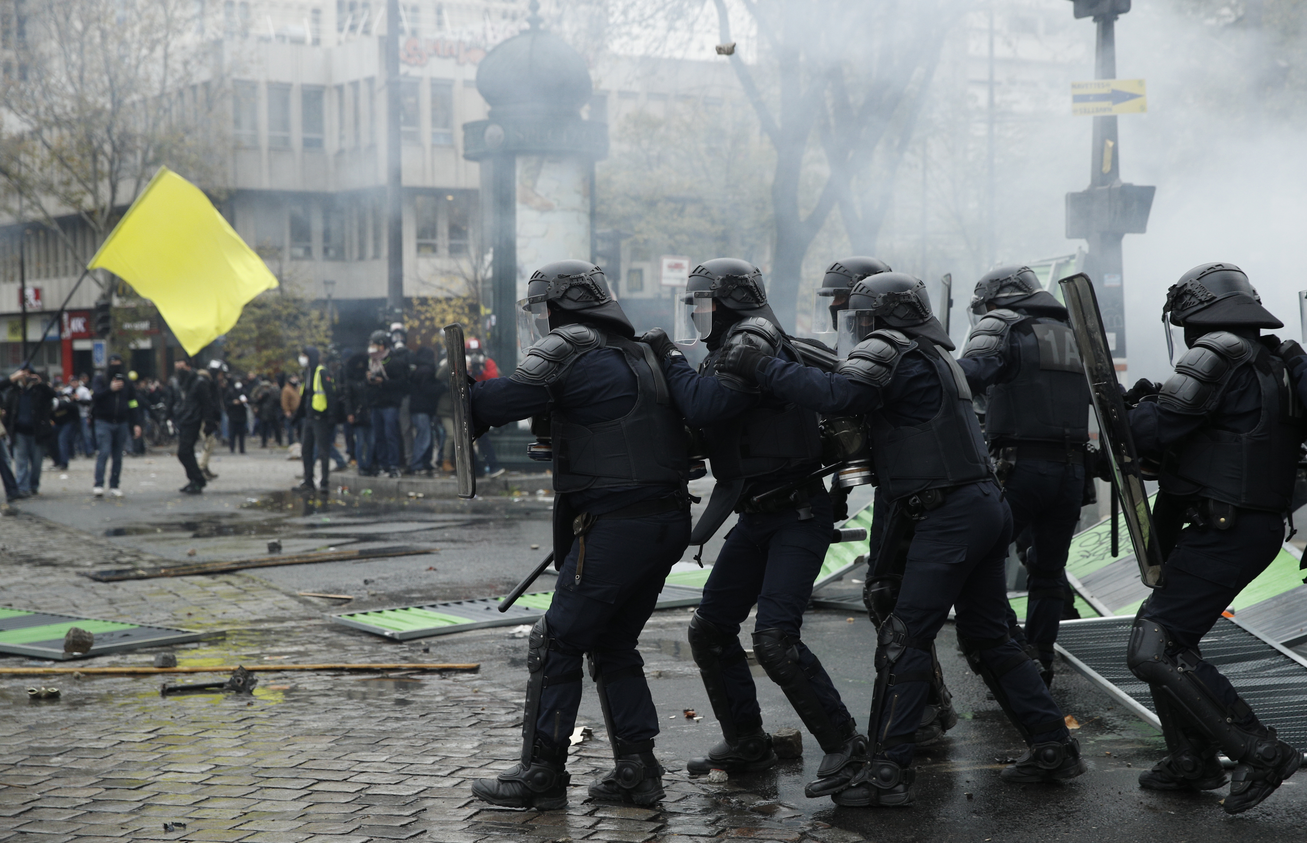 UPDATE | Noi violențe la Paris, la aniversarea unui an de la protestele „Vestelor Galbene”. Polițiștii au folosit gaze lacrimogene și au reținut peste 100 de persoane