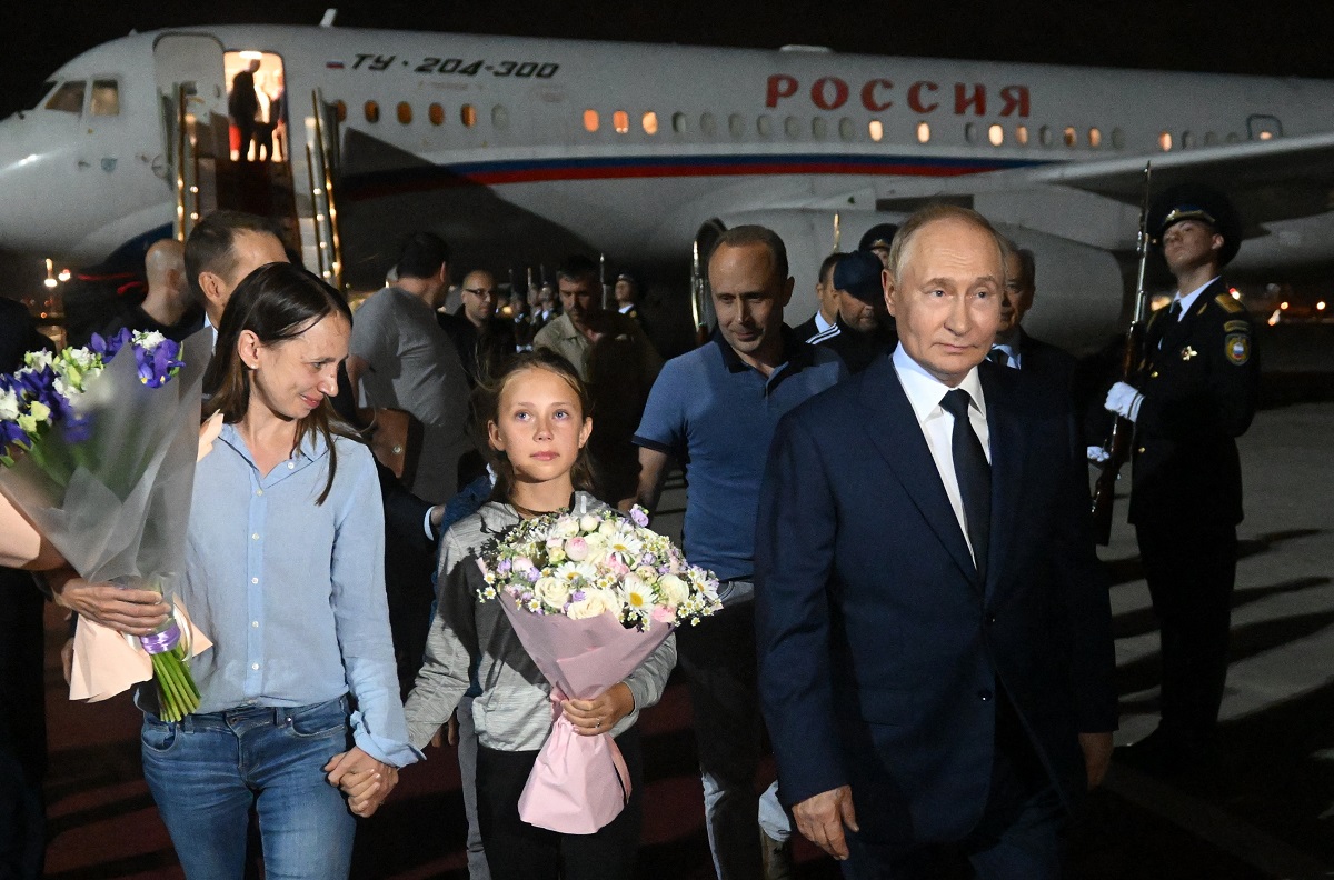 Un asasin, o familie de spioni și copiii lor și un infractor informatic, printre rușii eliberați de Occident. Putin i-a așteptat cu garda de onoare