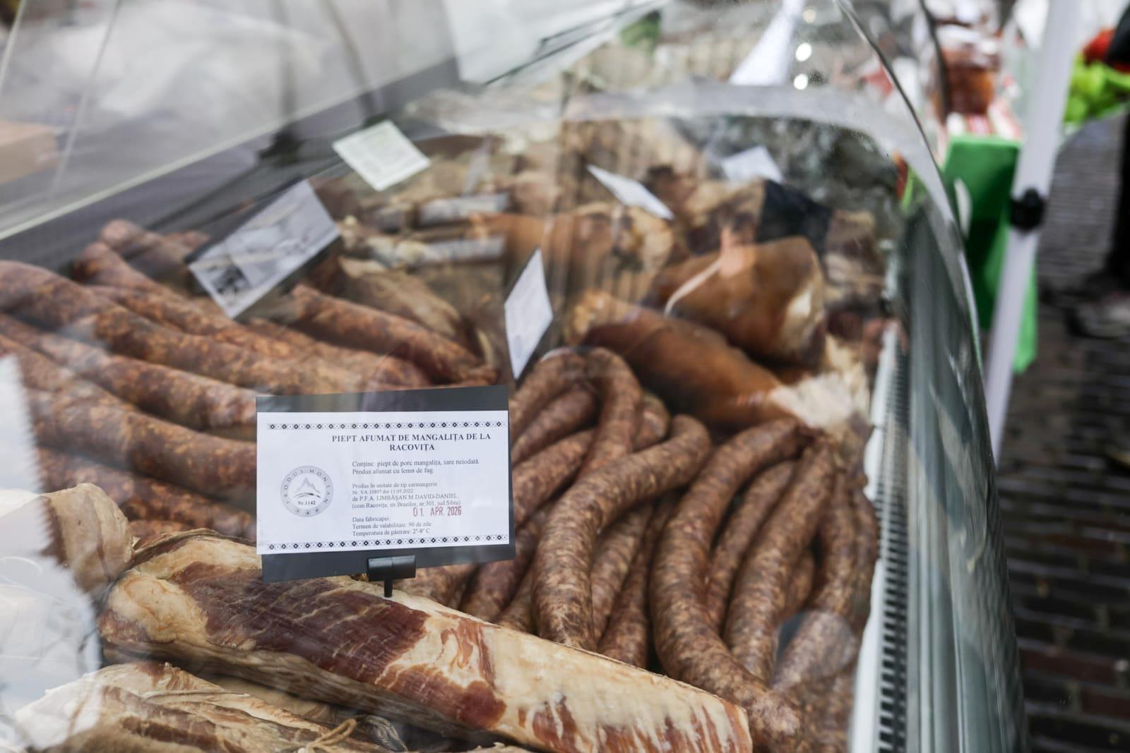 Borș pescăresc și mici din pește sub privirile bucureștenilor. Cât a ajuns să coste un kilogram de cozonac la târgul pescăresc de Florii