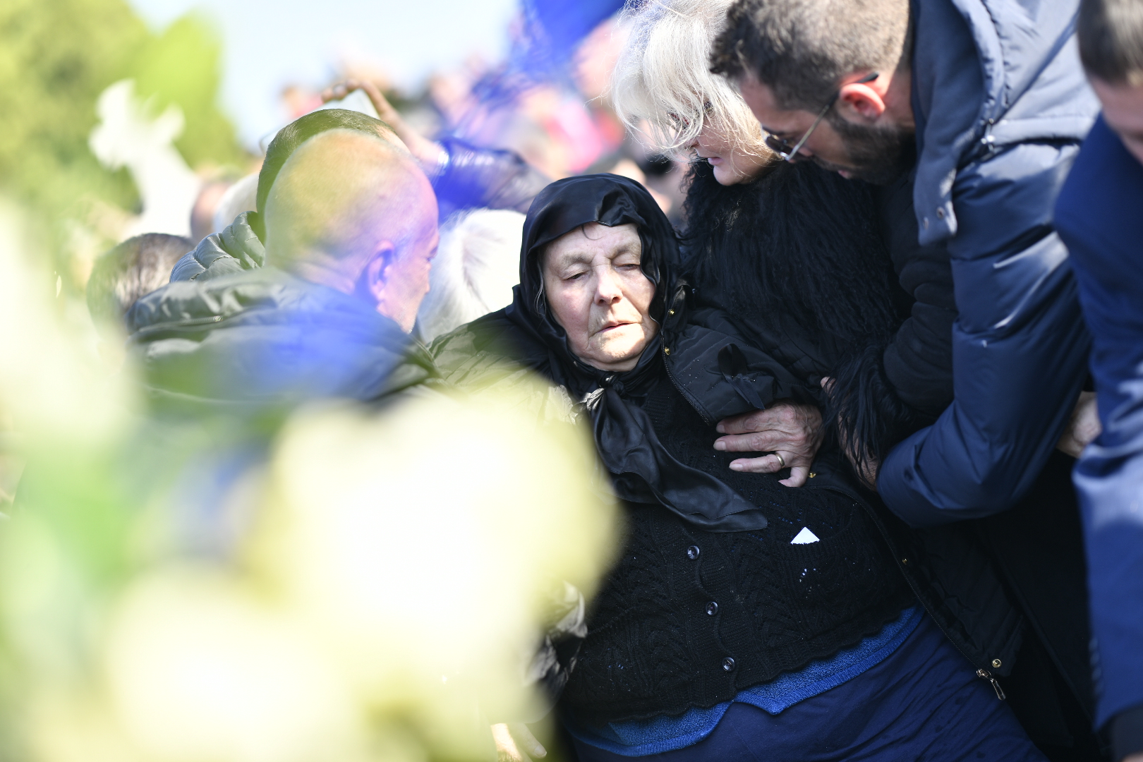GALERIE FOTO / Mama lui Ilie Balaci a leșinat la înmormântarea fiului său