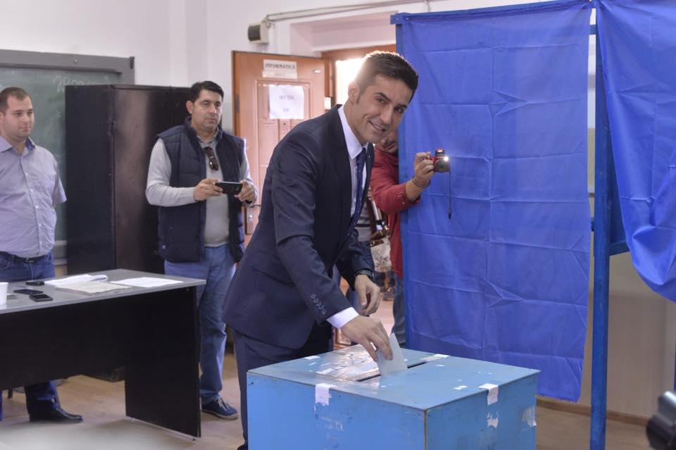 FOTO. Claudiu Manda, despre votul de la referendum: "Nu vreau să-mi pun problema la nuntă dacă voi fi socru mare sau socru mic"
