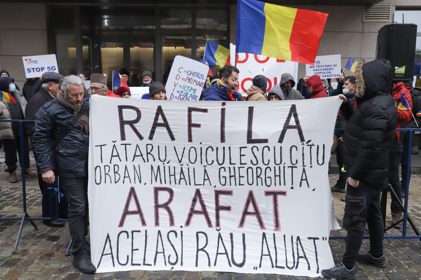 Protest în fața Ministerului Sănătății împotriva măsurilor anti-COVID. Manifestanții îi cer demisia lui Rafila