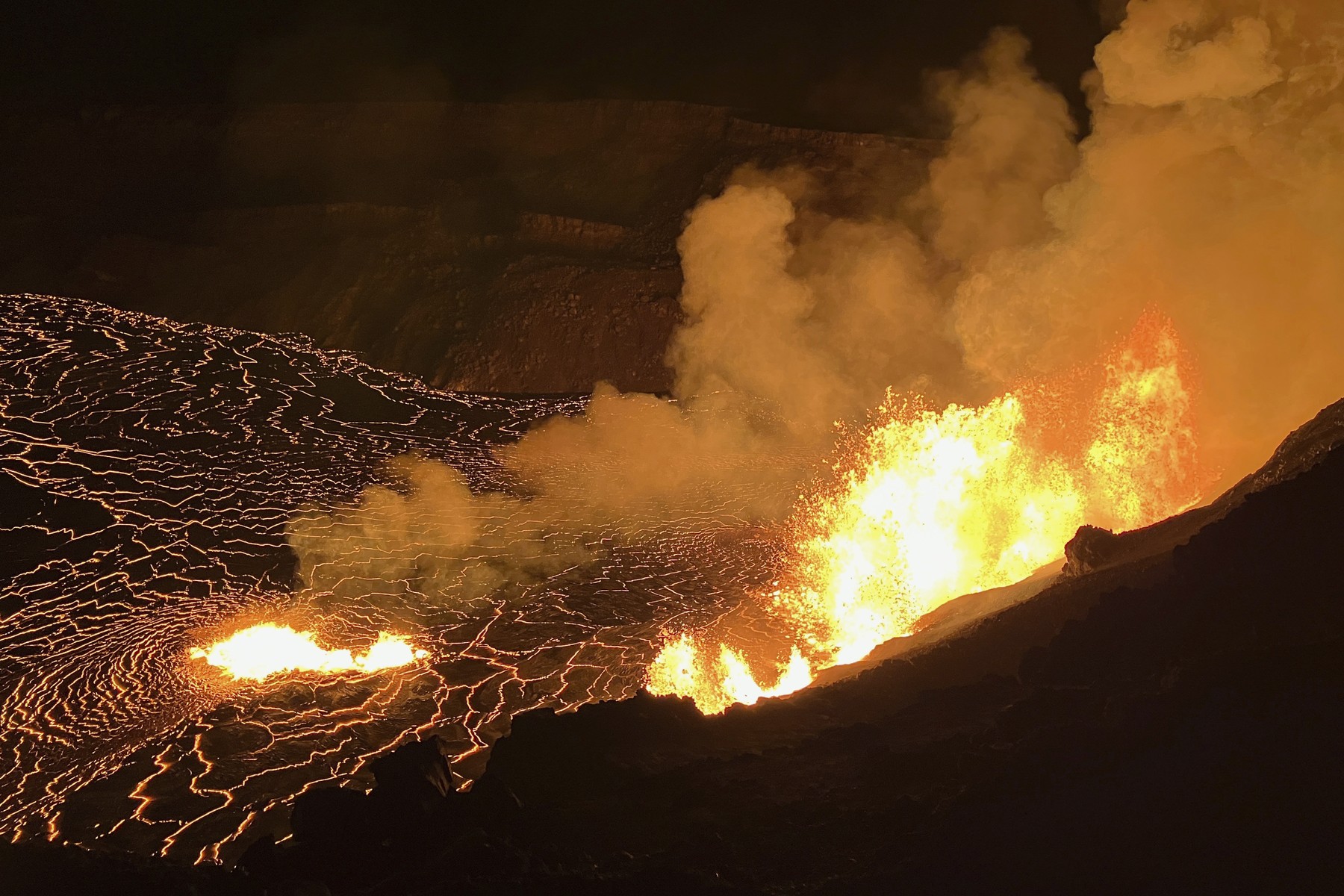 Unul dintre cei mai activi vulcani din lume a început să erupă. Imagini spectaculoase cu Kilauea