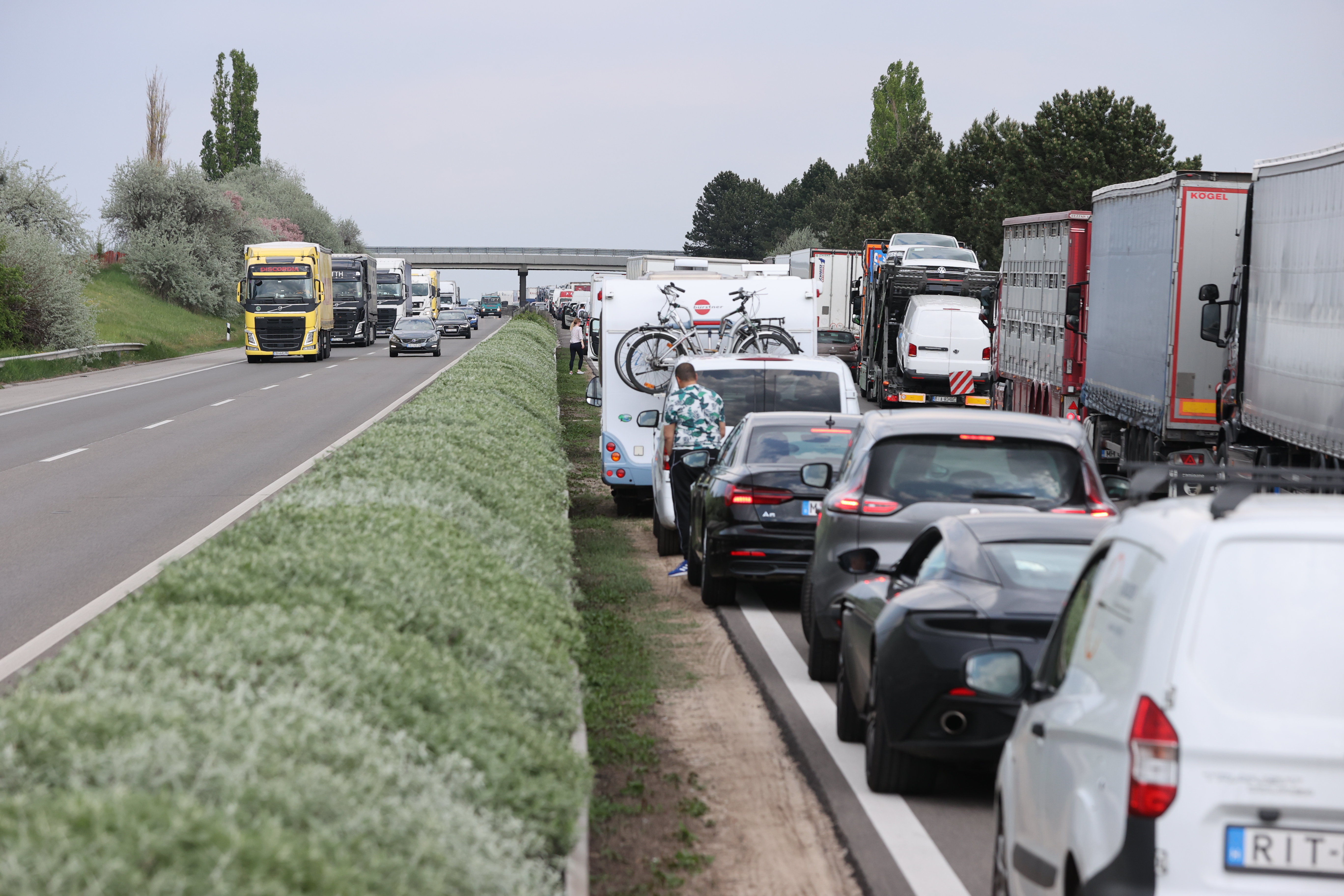 Utolsó hétvége iskolakezdés előtt - nyilván elestek az autópályák, óriási a torlódás