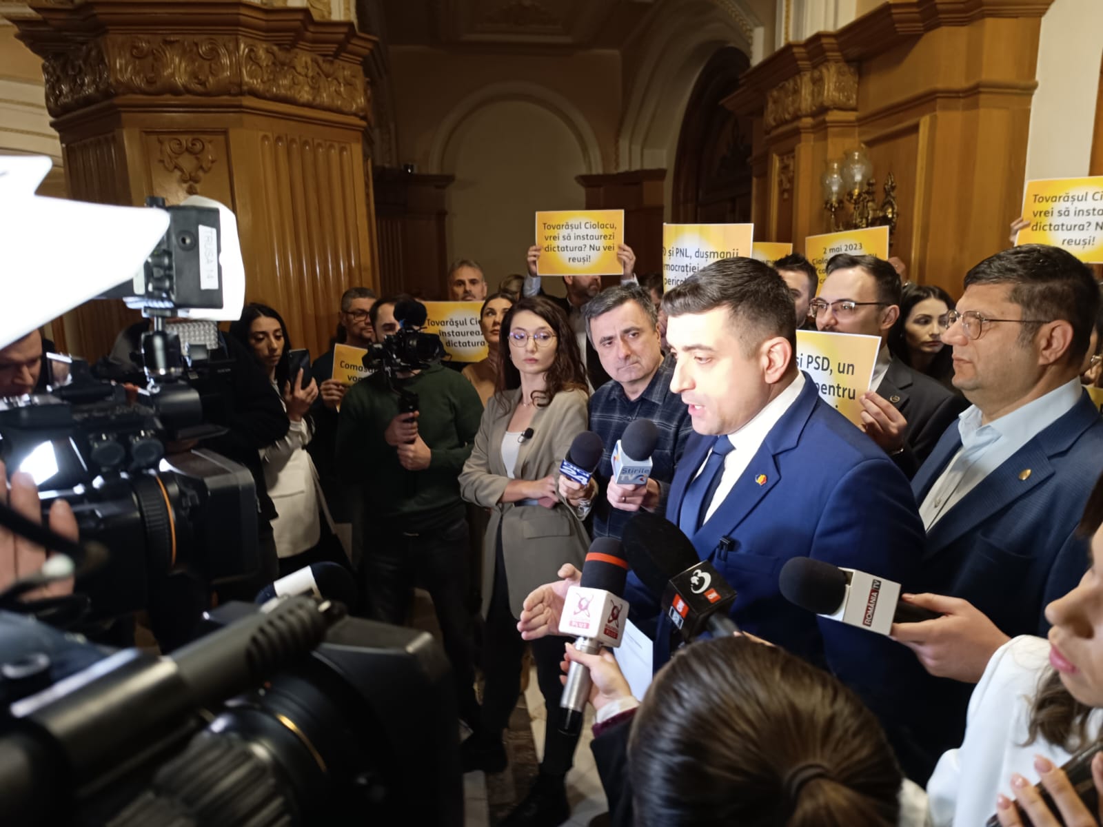 Un nou scandal provocat de AUR în Parlament. George Simion și mai mulți parlamentari au protestat în sălile de ședințe ale PSD și PNL