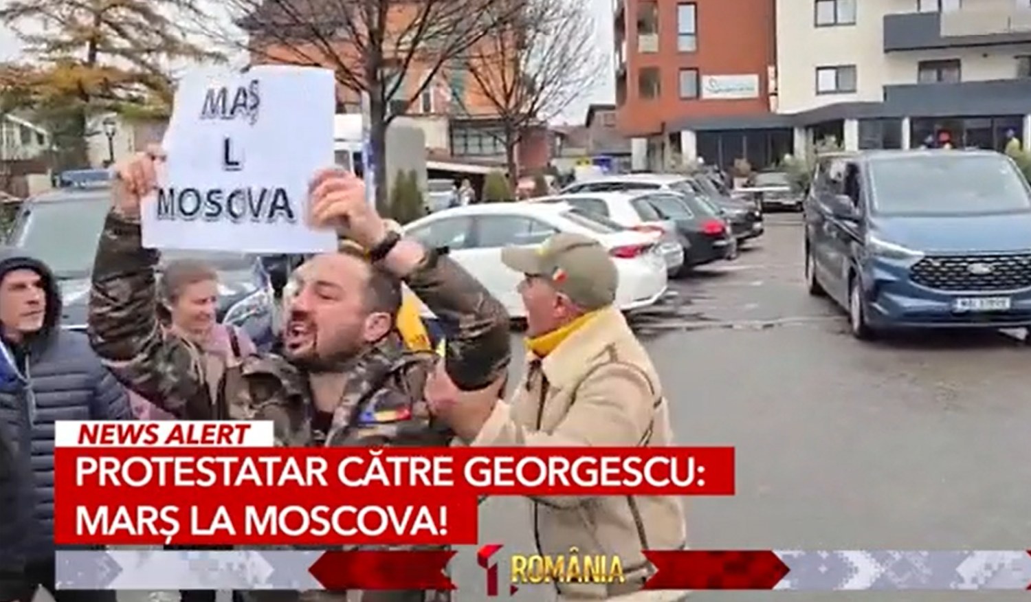 Adrian Băzăvan a fost amendat pentru proiectarea mesajului „Marș la Moscova” în timpul protestului AUR față de legea Vexler