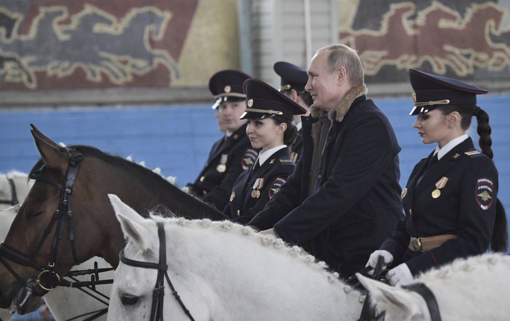 Vladimir Putin a defilat călare împreună cu polițistele din Moscova / FOTO&VIDEO