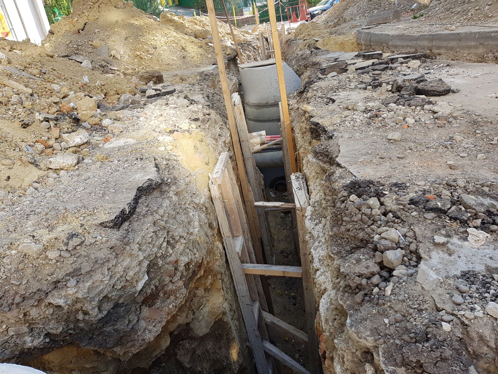 FOTO Bătrân la spital după ce a căzut într-un șanț din Vaslui. Firma, amendată pentru nesemnalizarea lucrării