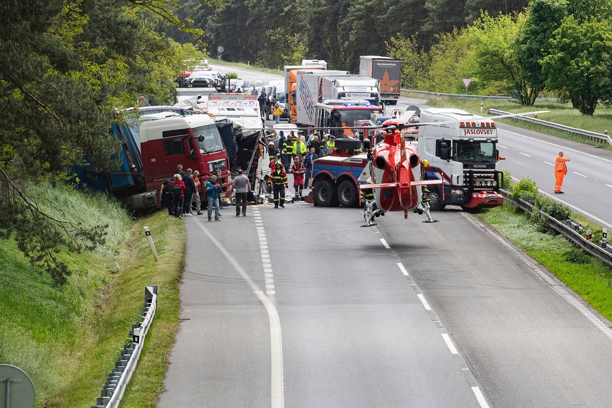 Șofer român de TIR șocat când a coborât din cabină, un autocar a intrat în camionul lui cu 100 km/h, în Slovacia. Un mort și 59 de răniți