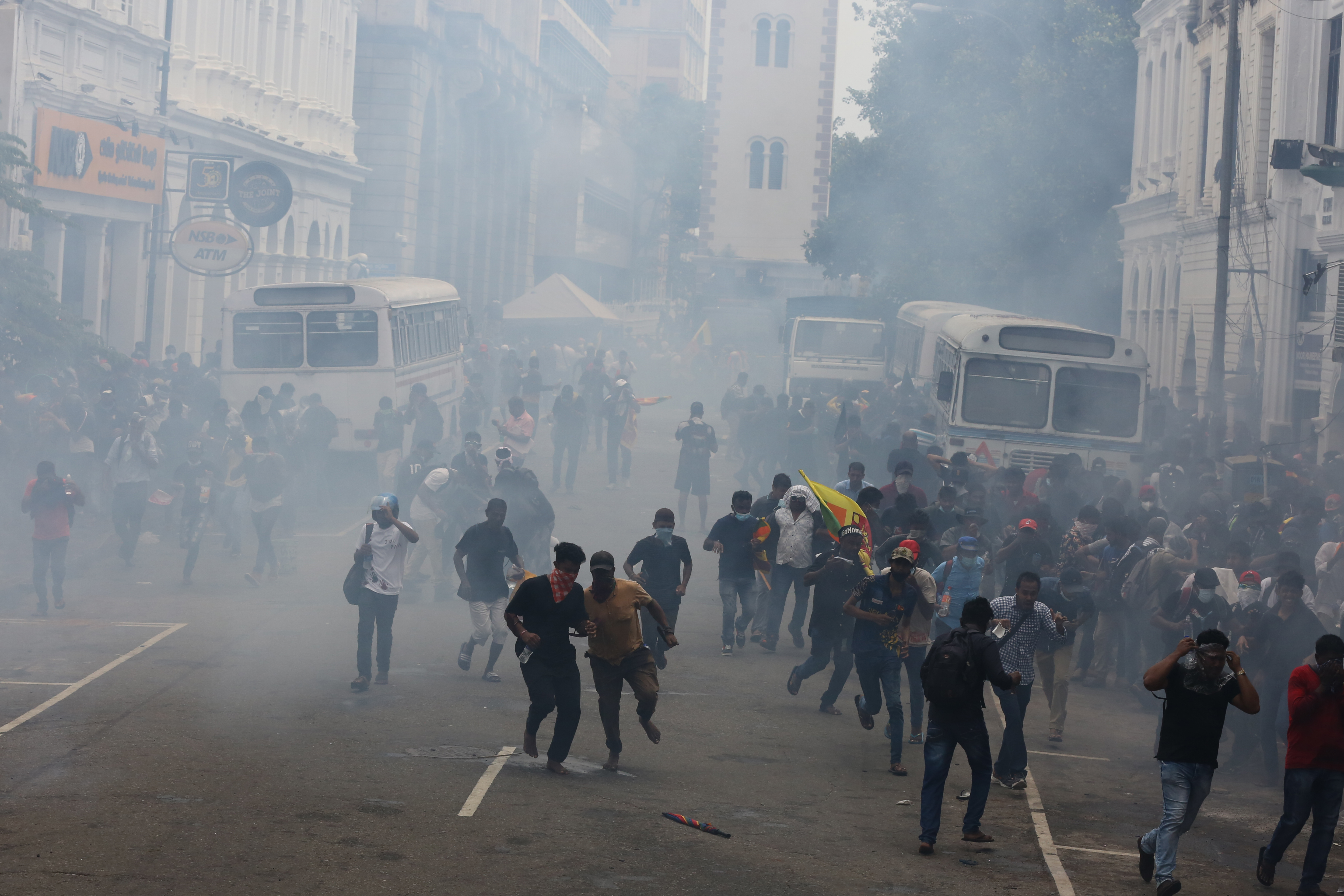 Președintele din Sri Lanka și-a anunțat demisia după protestele violente. Mii de oameni au luat cu asalt reședința sa