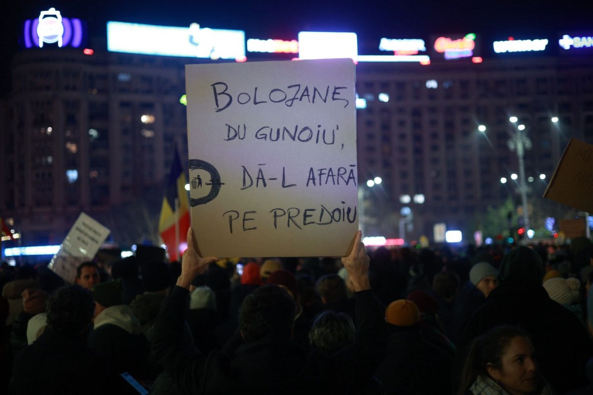 Nou protest în Piața Victoriei din București. Câteva mii de oameni au cerut demisia șefei Curții Supreme, Lia Savonea, pentru neregulile din justiție, în a patra zi consecutivă