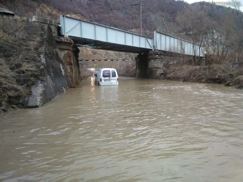 Un drum şi mai multe gospodării din Bistriţa-Năsăud au fost inundate, în urma ploilor abundente