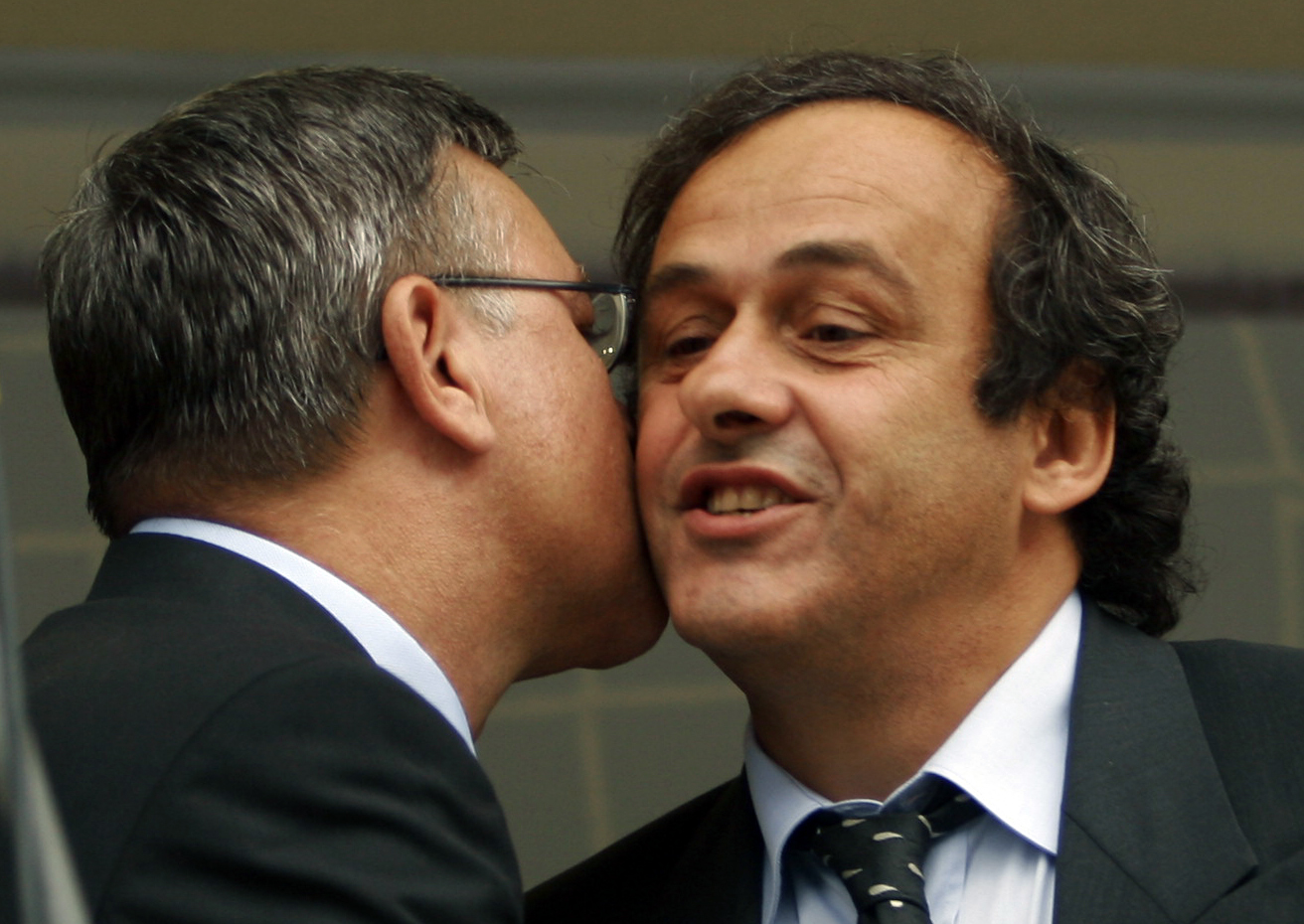 Blatter şi Platini au fost suspendaţi opt ani din toate activităţile fotbalistice, ^ pentru "conflict de interese" şi "plată neloială" / FOTO&VIDEO